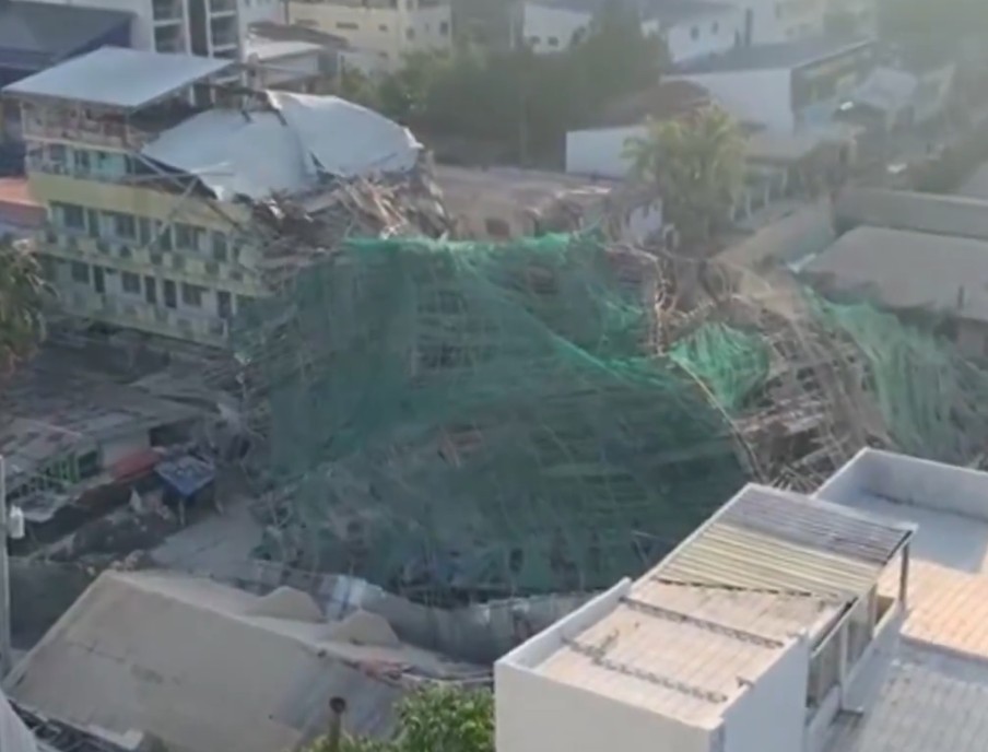 菲律賓興建中大樓倒塌。(翻攝X)