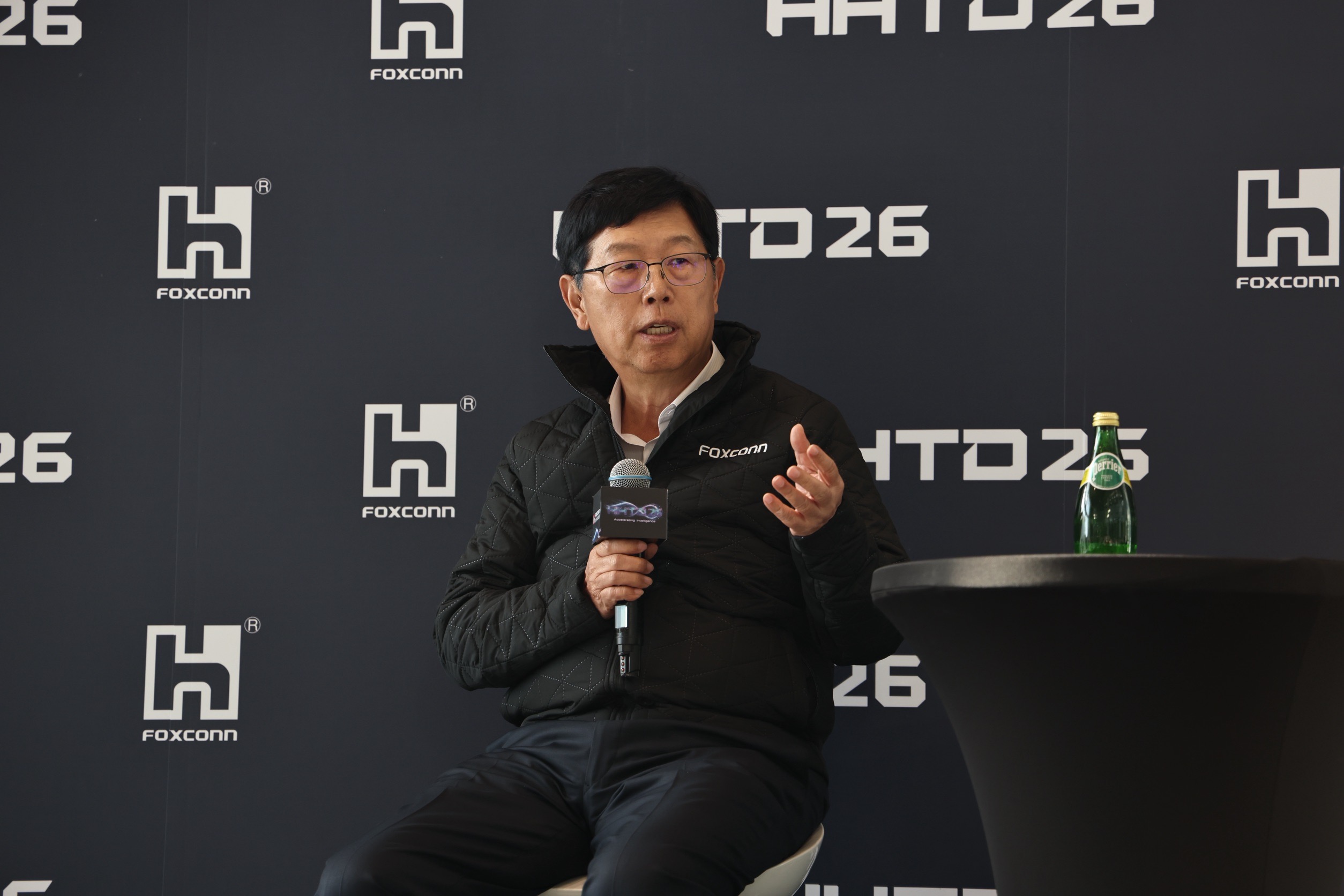 鴻海集團董事長劉揚偉今(30)日下午於鴻海科技日現場接受媒體聯訪。