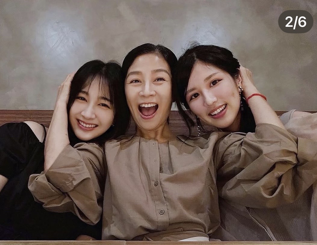 方文琳和兩個女兒感情就像朋友一樣。IG