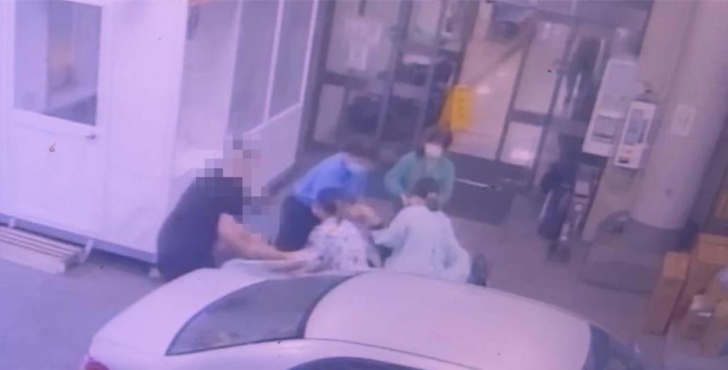 莊男被路過民眾送往醫院後,由急診護理人員接手搶救。(翻攝畫面)