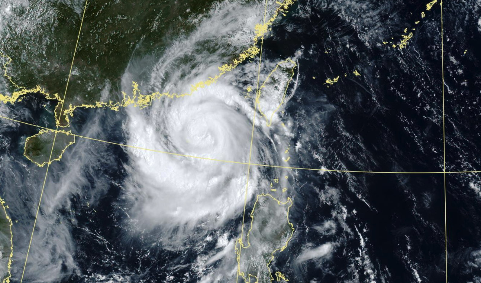 紅霞變胖又變壯升級中度颱風,它雖然漸漸遠離台灣,但外圍環流仍影響台灣。(中央氣象署提供)