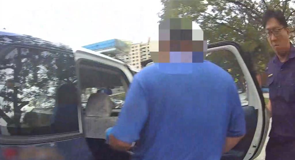 高雄一名張姓男子日前邊抽菸邊騎車,經警方攔查再查出毒駕,當場遭逮捕,最高恐面臨13.8萬罰鍰。(警方提供)