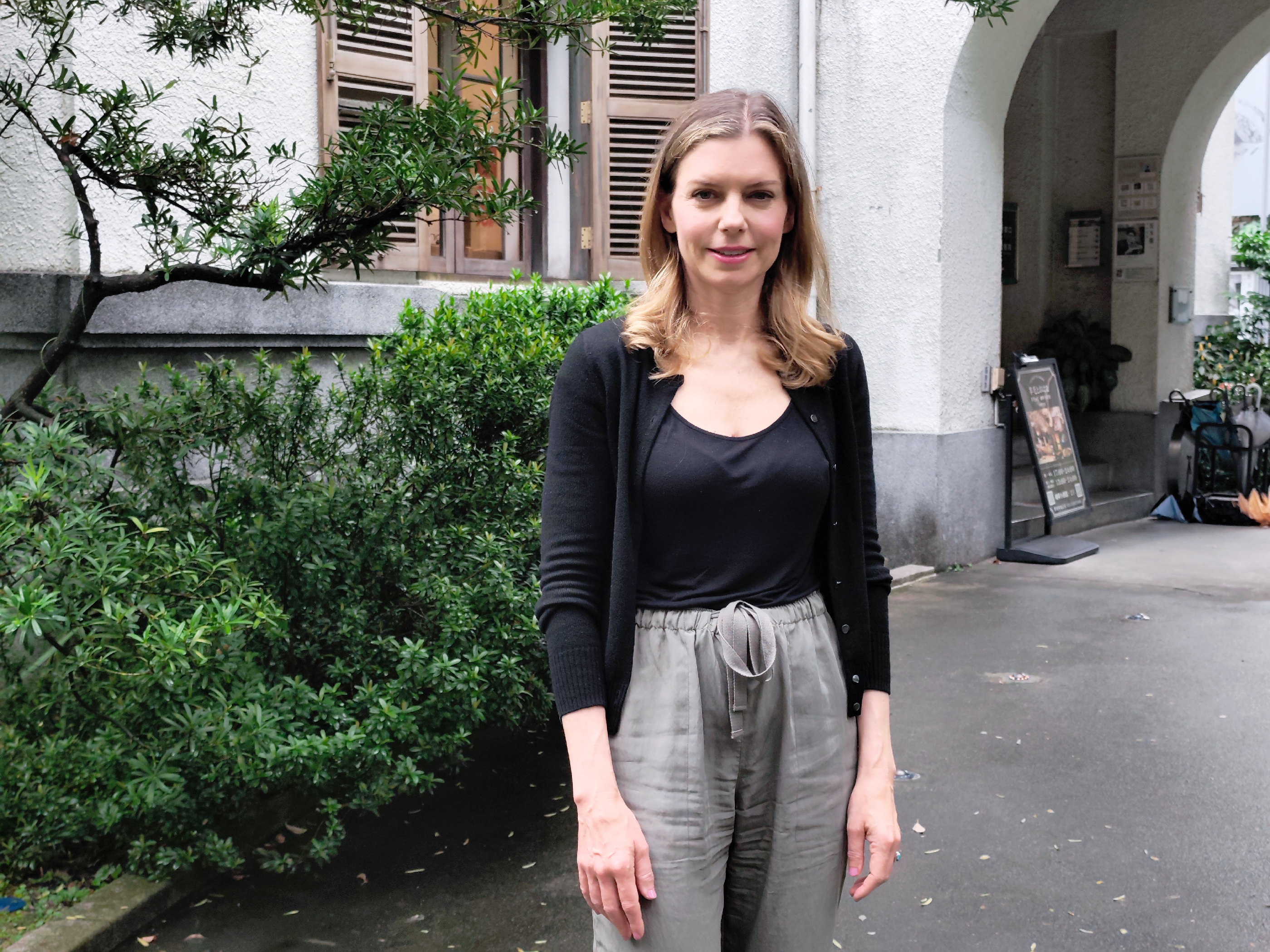 葛靜文擁有美國芝加哥大學東亞研究博士學位,作品曾獲選柏林及坎城等國際影展。