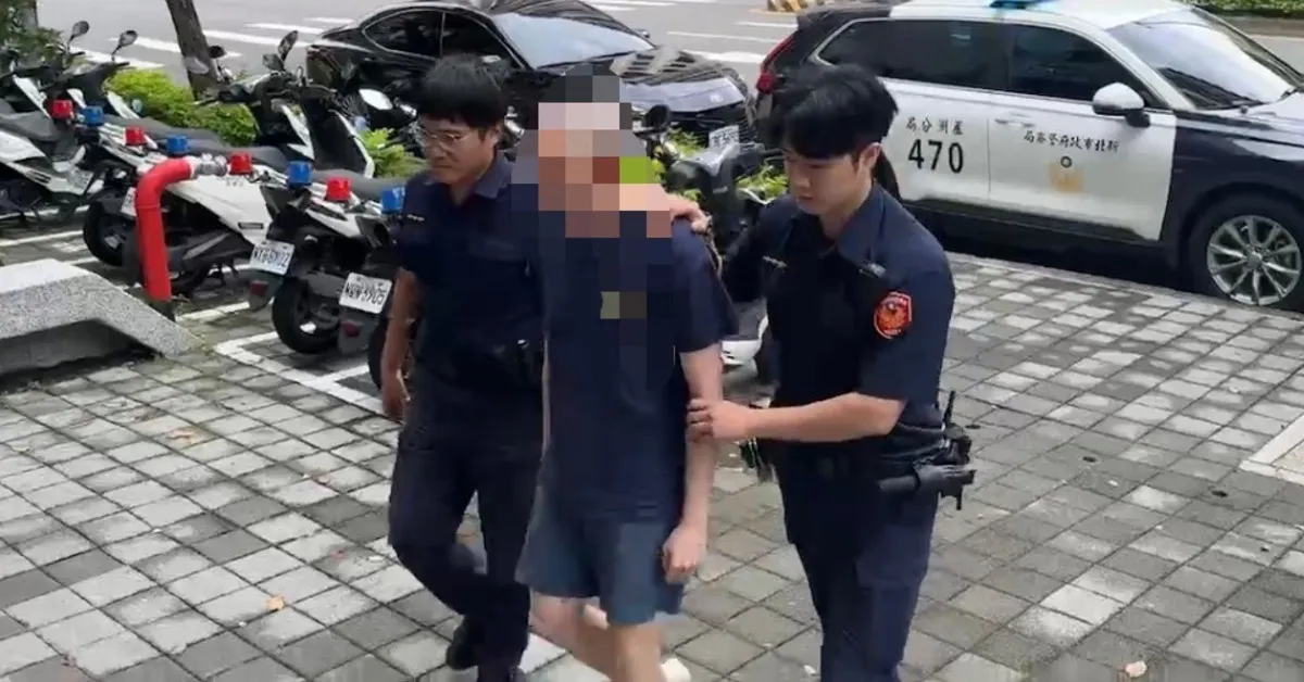 「還好早了幾分鐘出門...」新北黑衣光頭男街頭亮槍拉滑套　大清早囂張咆哮嚇壞民眾