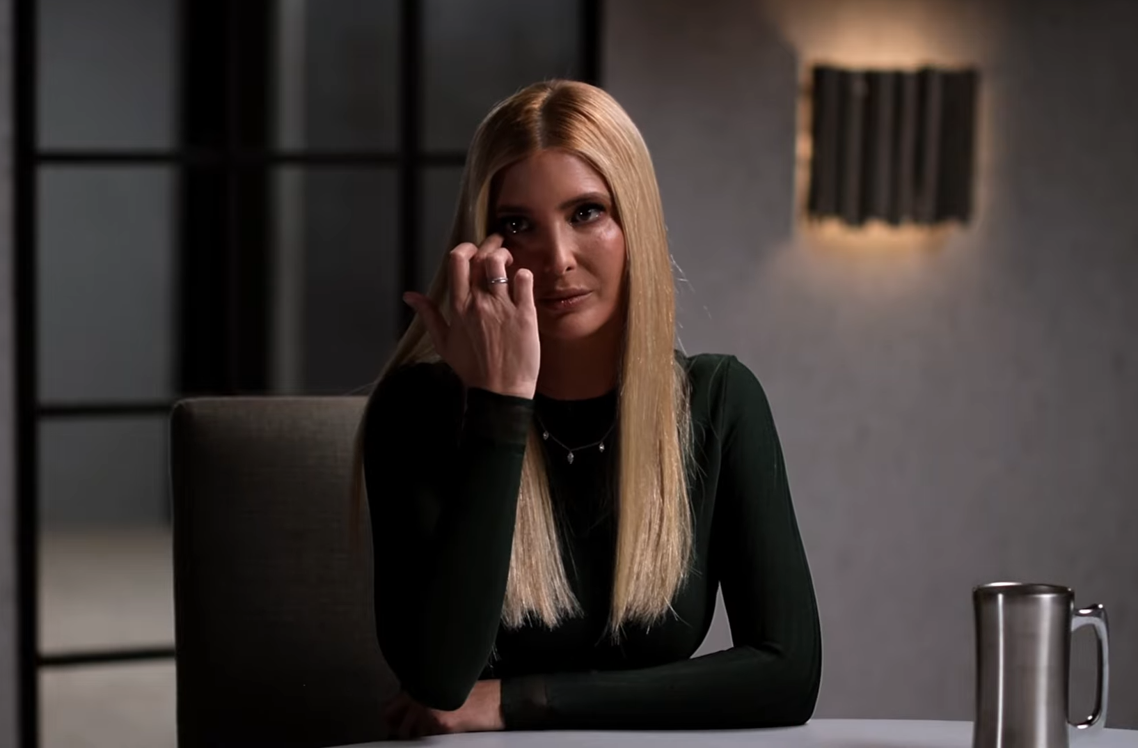 伊凡卡在訪談中數度淚崩。(翻攝The Diary Of A CEO YouTube頻道)