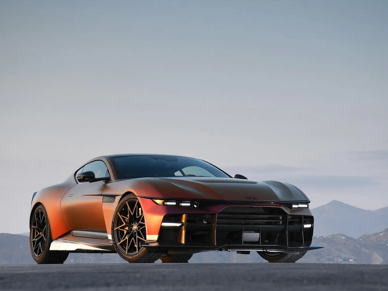 車誌/以 Vanquish 為基礎打造，Aston Martin Valen 超級 GT 圓石灘車展發表！