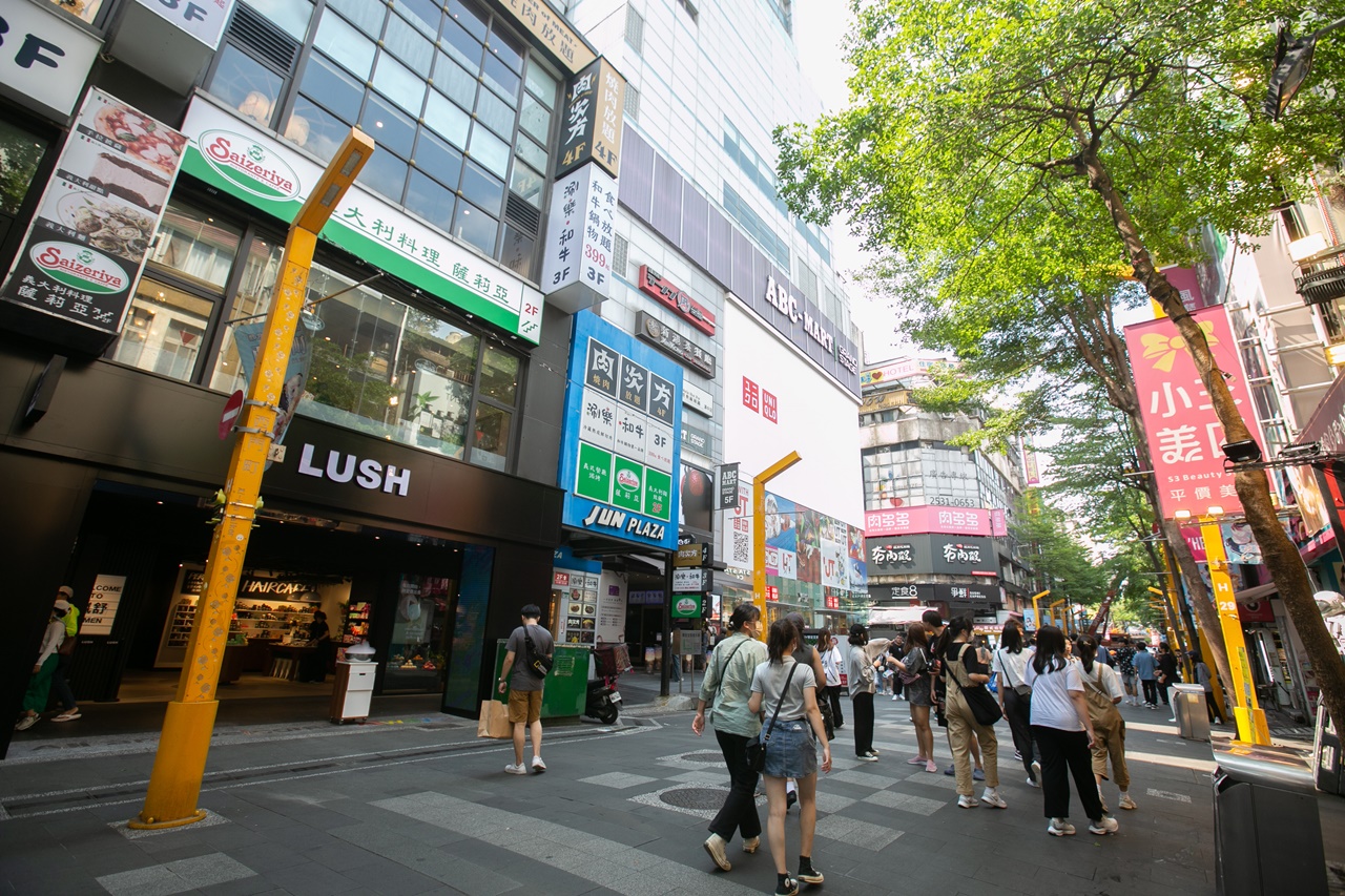 有民眾帶韓籍家人到西門町路邊買芒果,一顆竟要價860元。(本刊資料照)