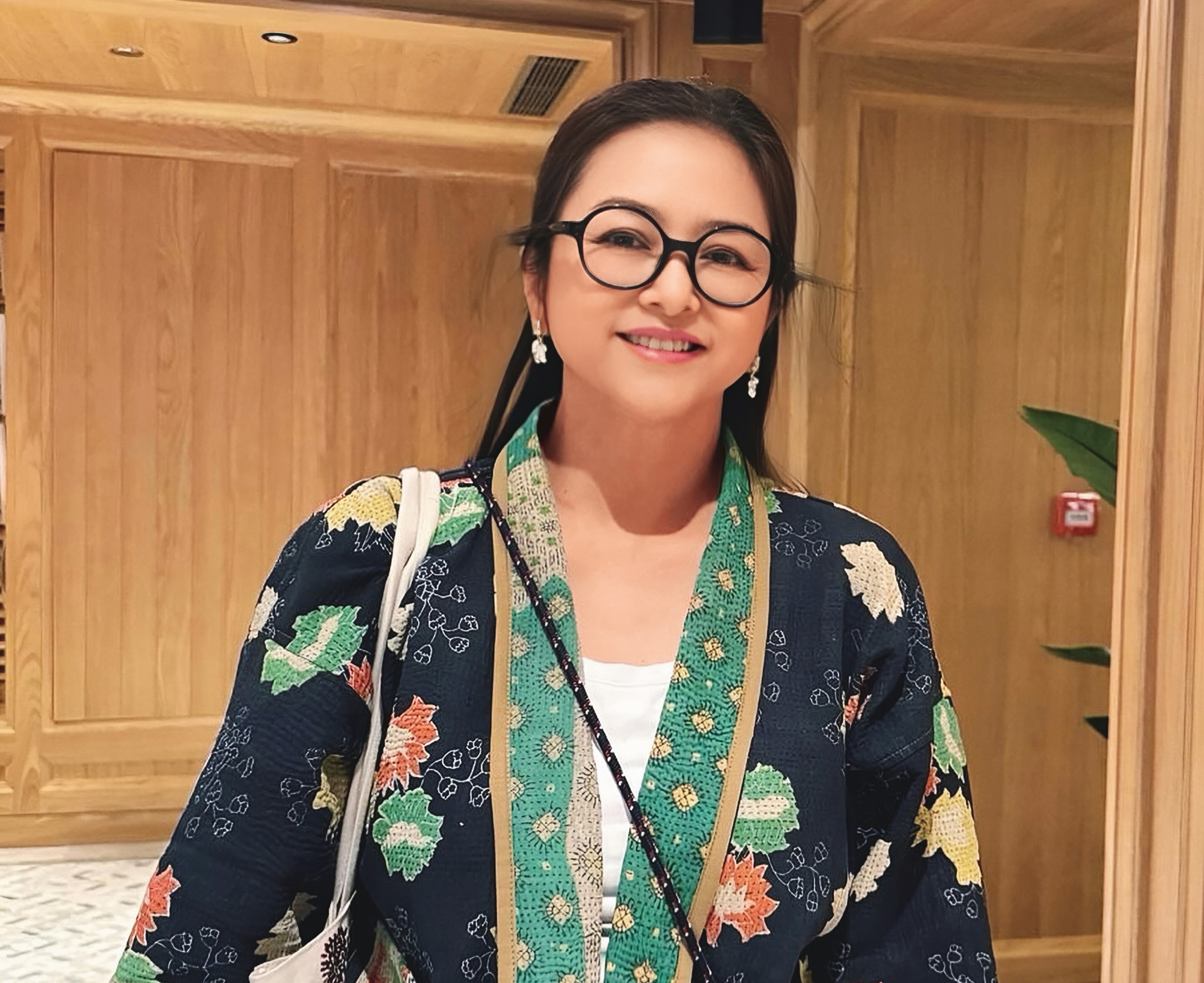 現年53歲的葉蘊儀,年輕時是紅遍台港的玉女偶像,如今轉行藝術創作,10月就要在台灣舉辦個人陶藝展。(翻攝自葉蘊儀IG)
