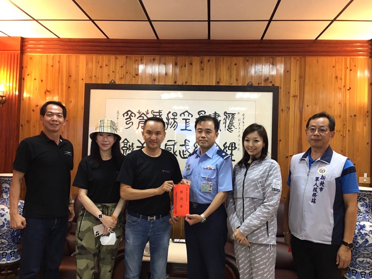 愛爾麗醫療集團董事長常如山(左三)率團敬軍。