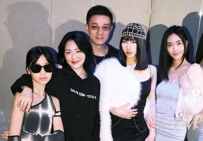 小S與丈夫許雅鈞的愛女近年憑藉出眾外型成為時尚界與演藝圈寵兒。然而身邊友人卻爆料,Elly與Lily其實無意長留演藝圈,兩人皆對商場創業抱有極大野心,私下正積極為未來事業鋪路。(翻攝自instagram/elephantdee)