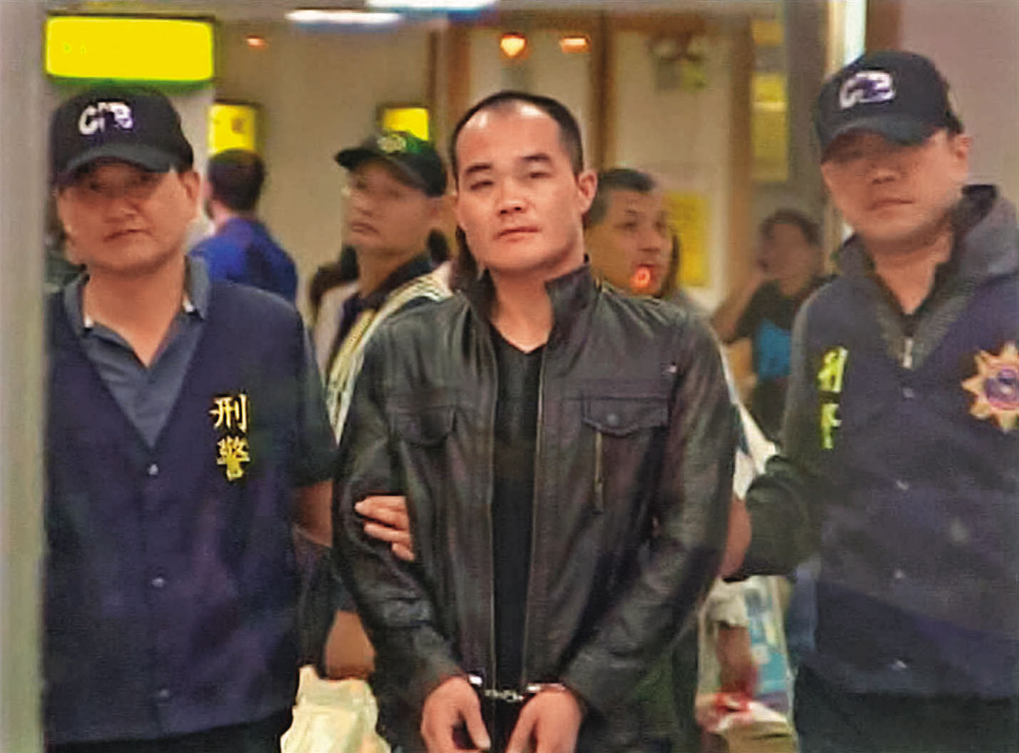 張鈞傑(中)犯案後逃亡大陸,被引渡回台後,也拒絕透露棄屍地點。(東森新聞提供)