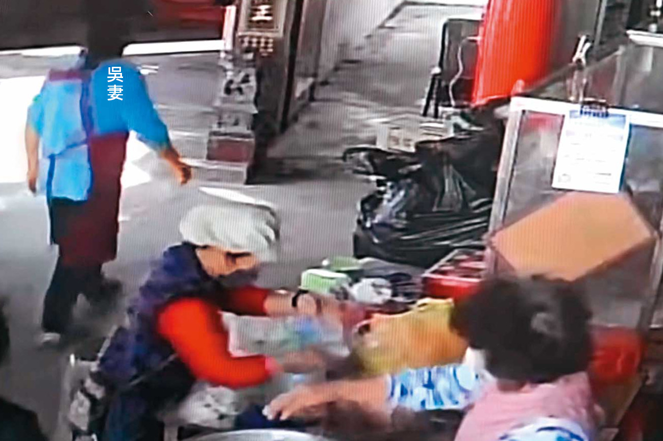吳妻大嫂當天目睹吳妻腳步搖晃,進入廁所後還傳出嘔吐聲,讓她印象十分深刻。(翻攝畫面)