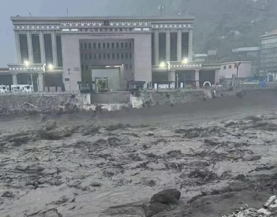 尼泊爾恐怖土石流！無雨「晴天洪災」秒毀建築　釀97死、403人失蹤