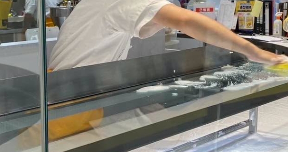 泡芙爺爺爆食安,店家啟動消毒作業。(翻攝自官方臉書)