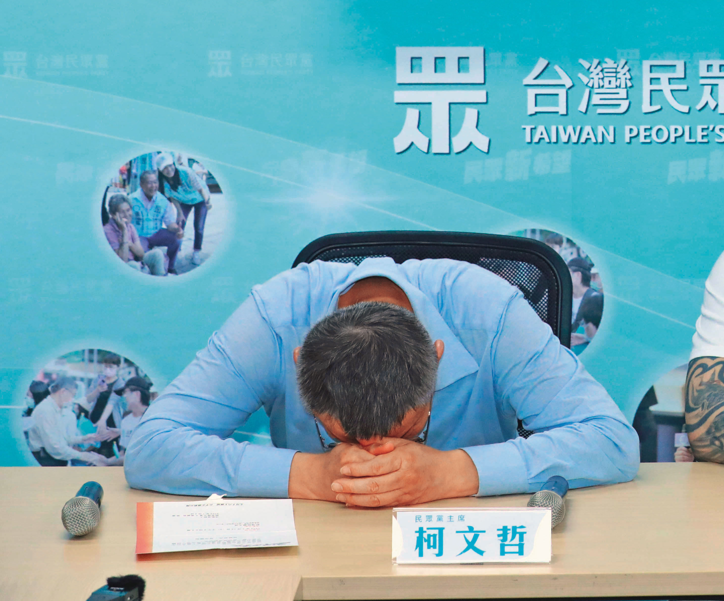 柯文哲之前也曾在記者會上被媒體捕捉到「低頭趴桌」,幕僚當時解釋這是柯常有的一個ENDING POSE。