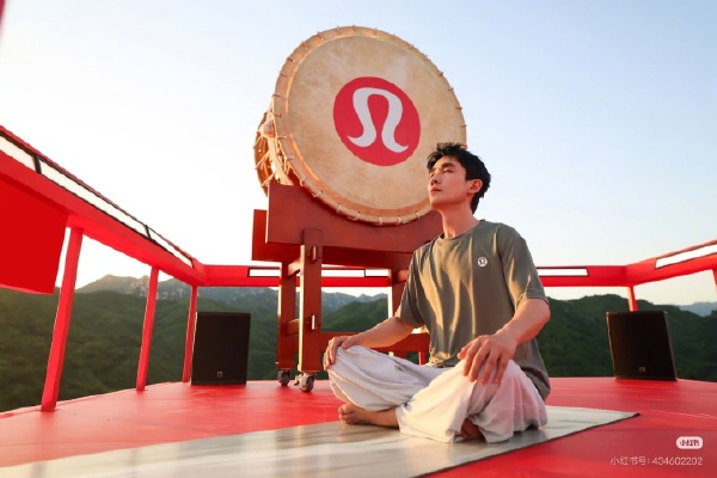 高檔紅鼓 長城擊鼓變「日本鬼太鼓」？朱一龍慘遭炎上Lululemon緊急道歉下架