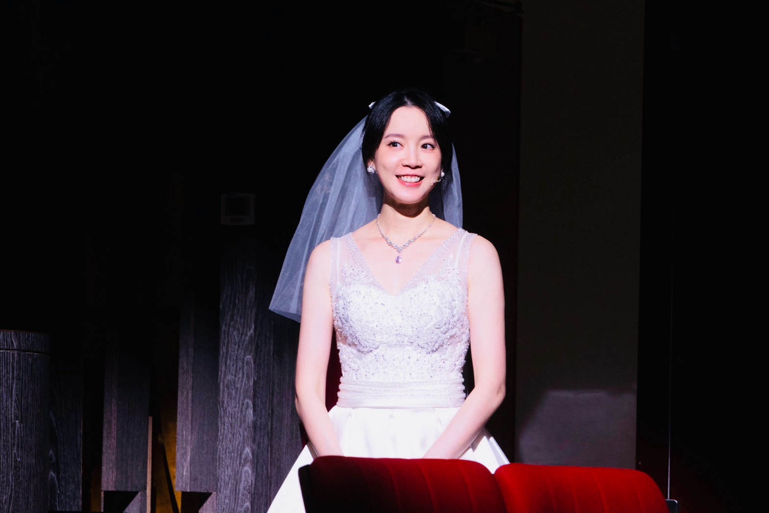 程予希首次挑戰舞台劇,在《婚禮上的小抄》飾演準新娘采薇,將自身童年被愛記憶融入角色。(故事工廠提供)
