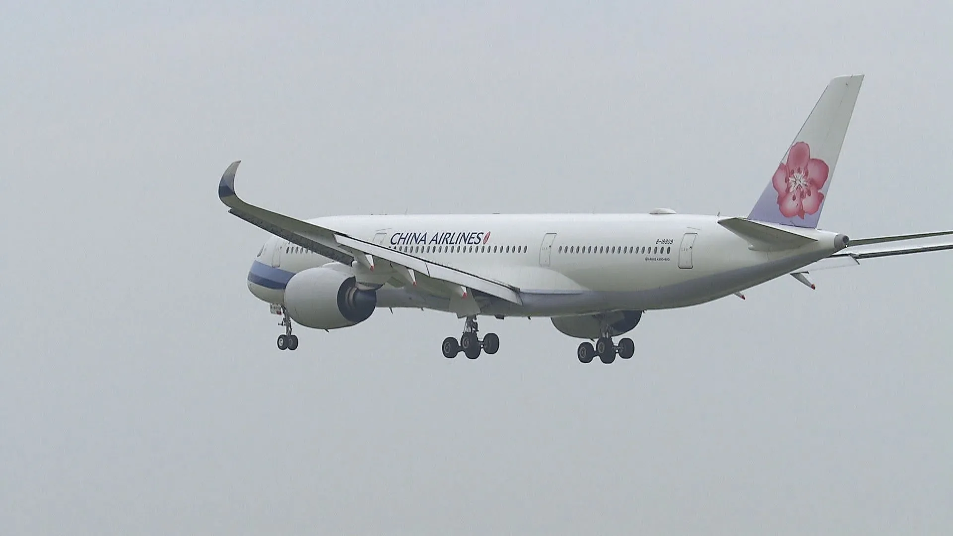 故障未說客困機場　班機輪卡坑不能飛2／泰機場「跑道塌陷」卡機輪！　華航飛高雄190位旅客受影響