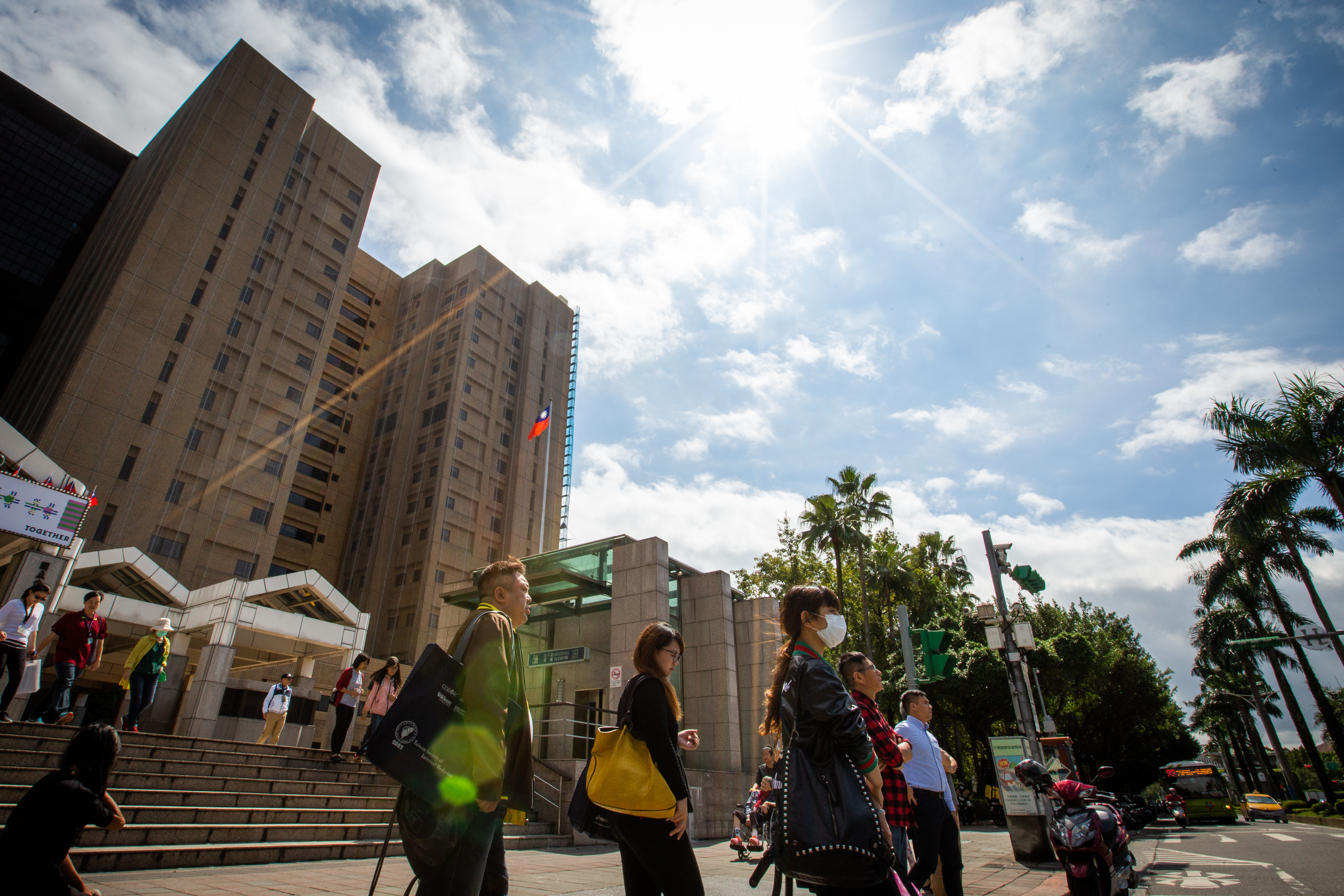 各地大多晴到多雲,僅午後山區有零星陣雨,全台高溫約落在29至34度。(示意圖,本刊資料照)