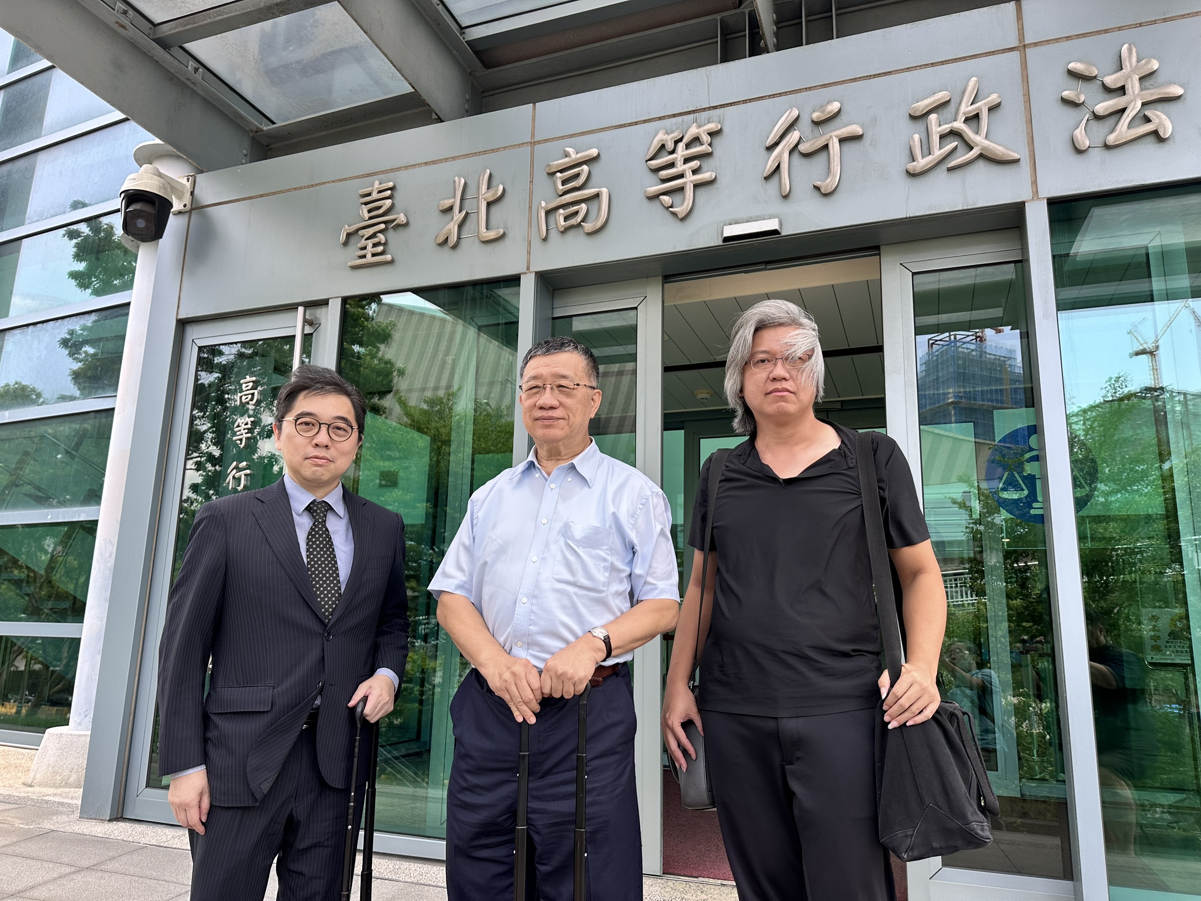 律師陸正義(左起)、林石猛及戴敬哲代理柯文哲針對政治獻金抗罰案至台北高等行政法院出庭。