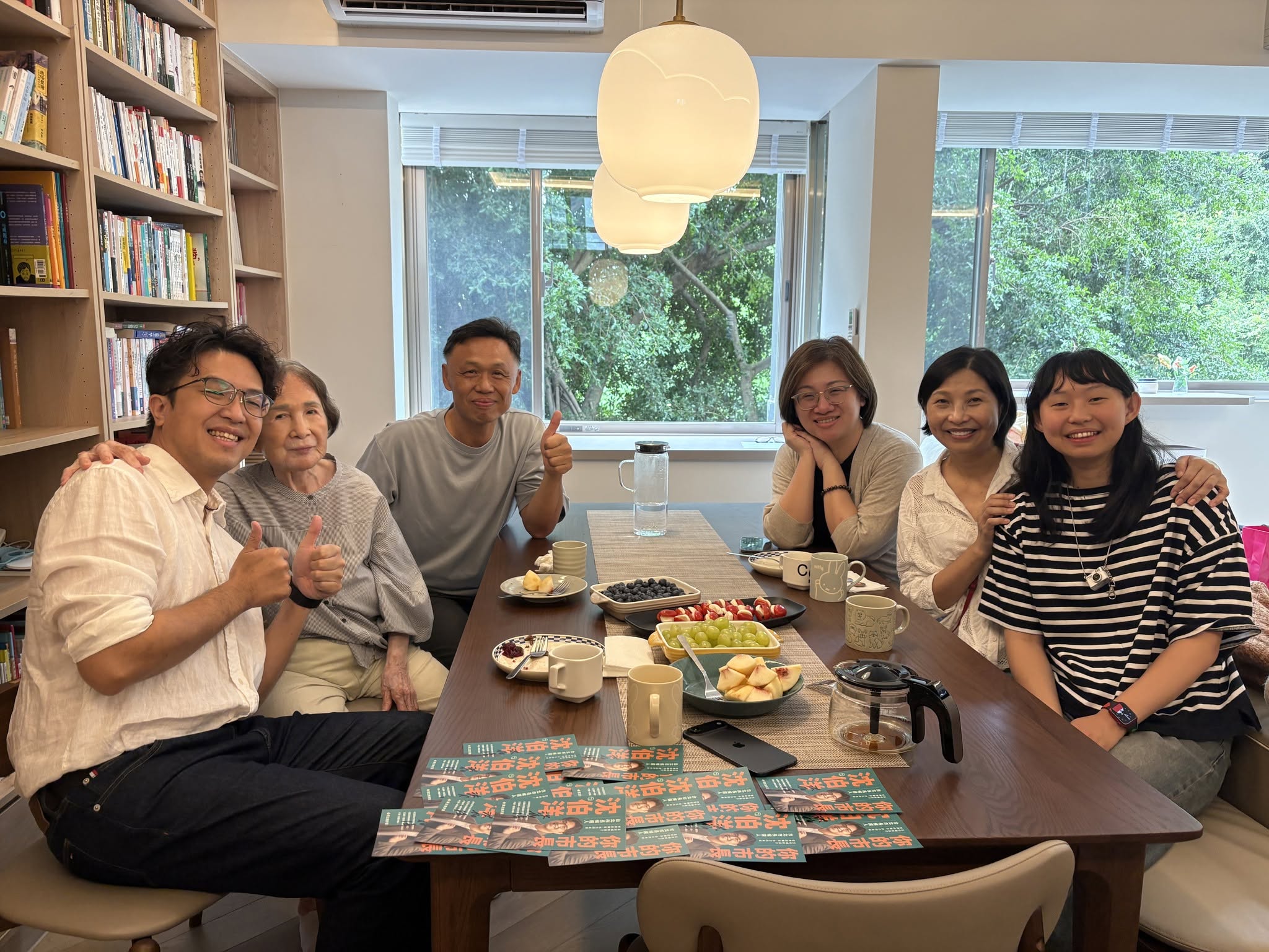 親子天下創辦人曝婆婆為見沈伯洋「自動走路拉筋練身體」。(翻攝自何琦瑜臉書)