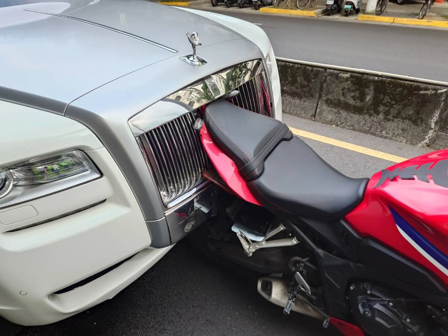 天價勞斯萊斯追撞重機　車損慘況維修上看百萬