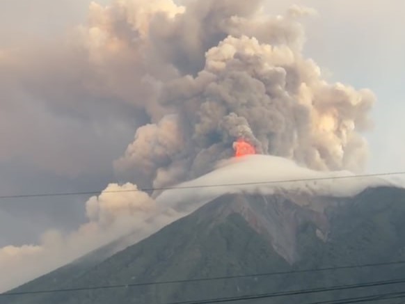 瓜地馬拉「火峰」火山近日劇烈噴發,當局已發布最高等級紅色警戒。(翻攝自X@RadarAustral_)