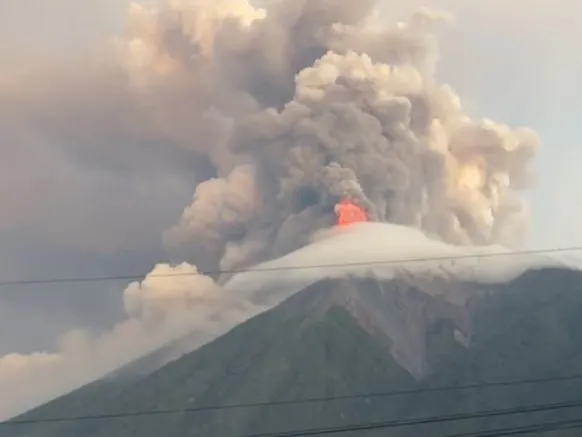 瓜地馬拉火山噴發！已進入「關鍵爆發階段」　急發紅色警戒撤離1700人