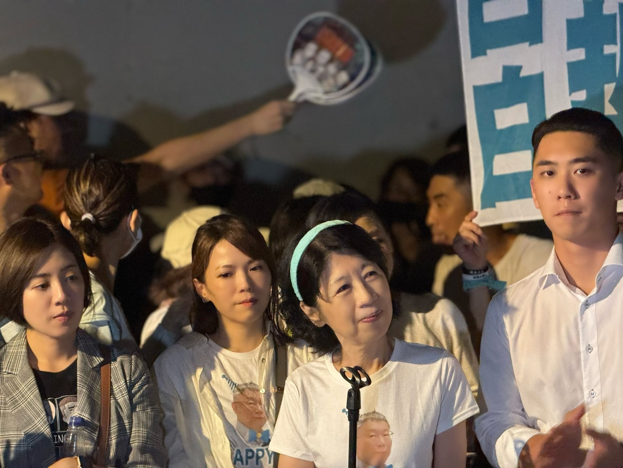 陳佩琪6日到北所外,與支持者一起替柯文哲慶生。(翻攝自陳佩琪臉書)