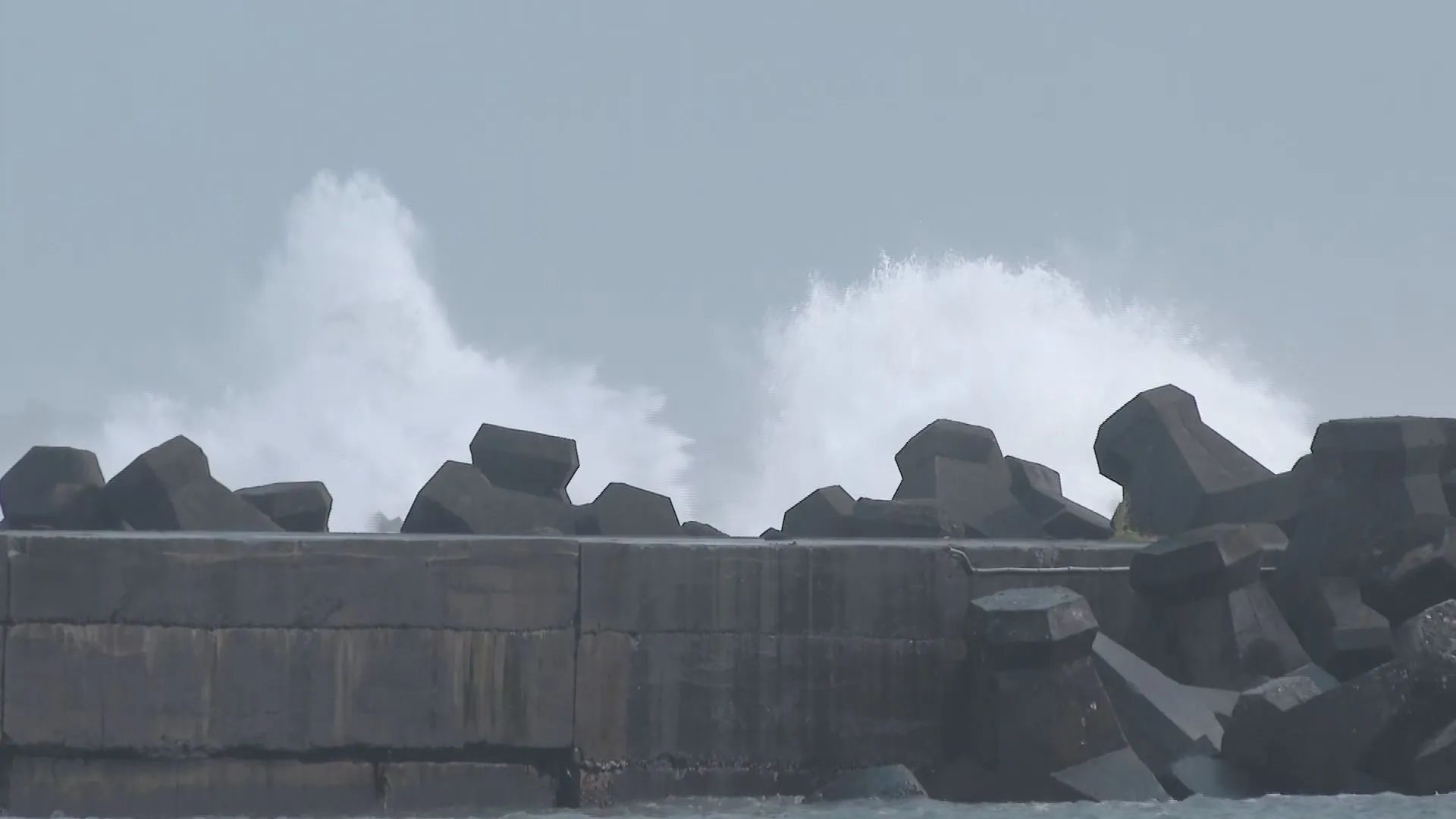 白海豚估明下半天海警　離岸流捲泳客1／中颱「白海豚」最快週五海警　氣象署：北部地區慎防豪雨