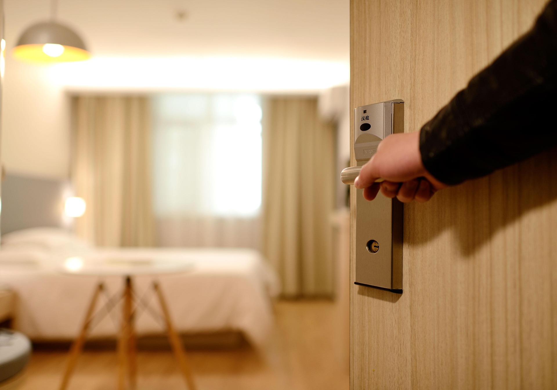 女子入住台中一家商旅期間,未穿衣服上廁所時房門竟遭陌生人士開啟,嚇得她報案怒告商旅。(示意圖,Pixabay)