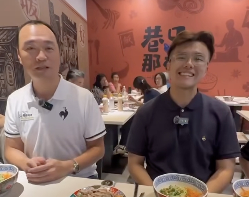 力挺佀廣洋里長簡士強(左)批小黨參選人參加中秋摸彩沒帶禮物,引發議論。(翻攝自佀廣洋臉書)