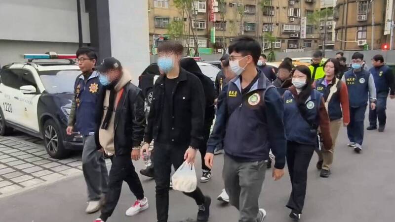 新北地檢署帶回人蛇集團嫌犯偵訊。(翻攝畫面)