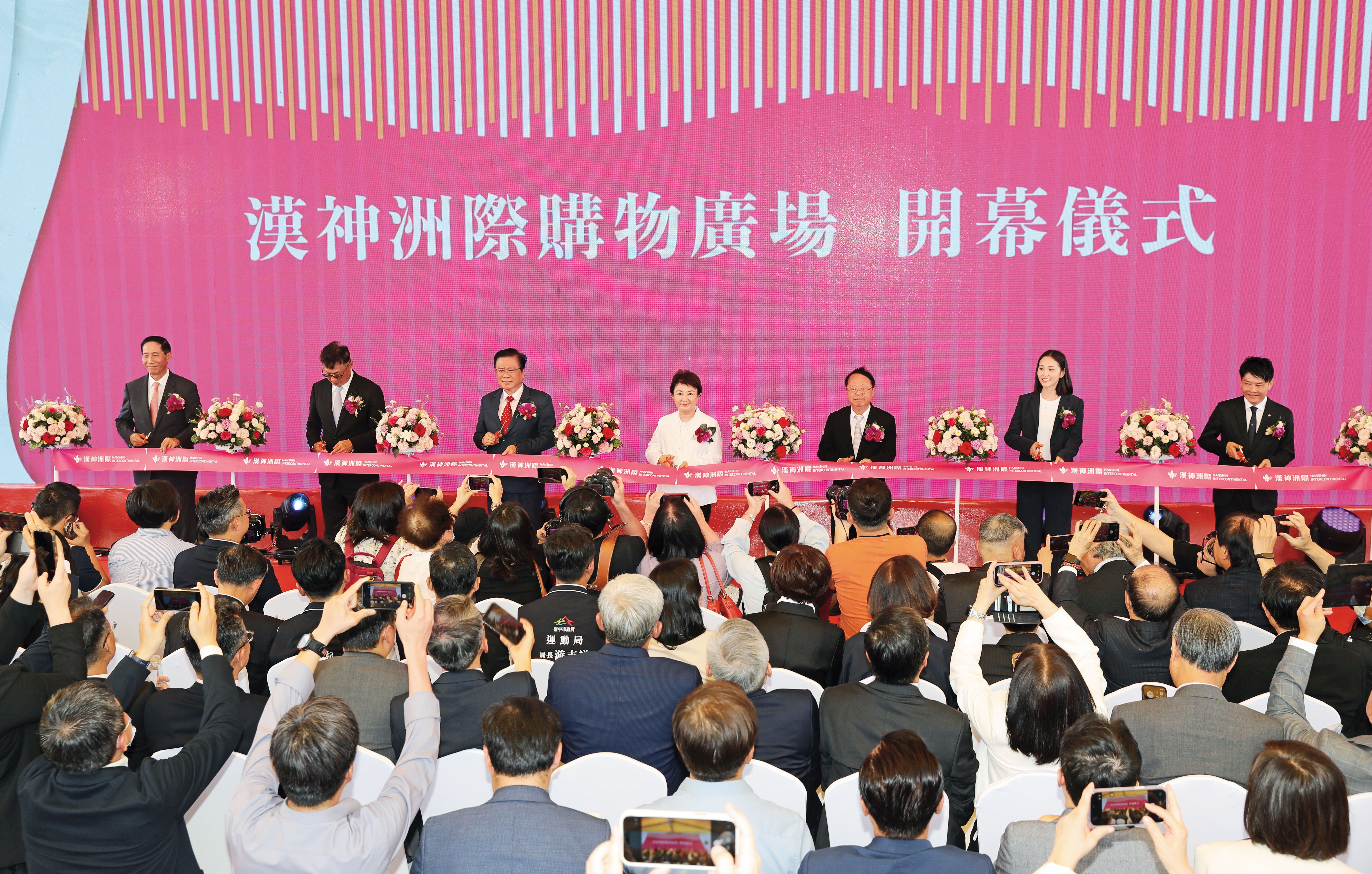創辦人侯西峰表示,台中漢神購物中心是第三代旗艦店,未來以年營收為目標,看齊百貨雙雄。
