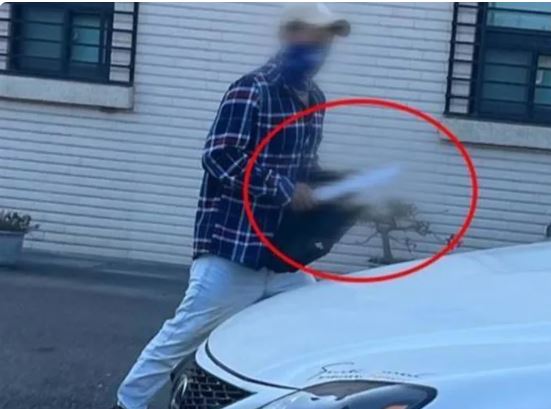 郭姓男子疑似數度遭人蓄意追撞及持藍波刀攻擊,遭攻擊時聽到有人聲稱「有人花錢買你的命」。(翻攝畫面)