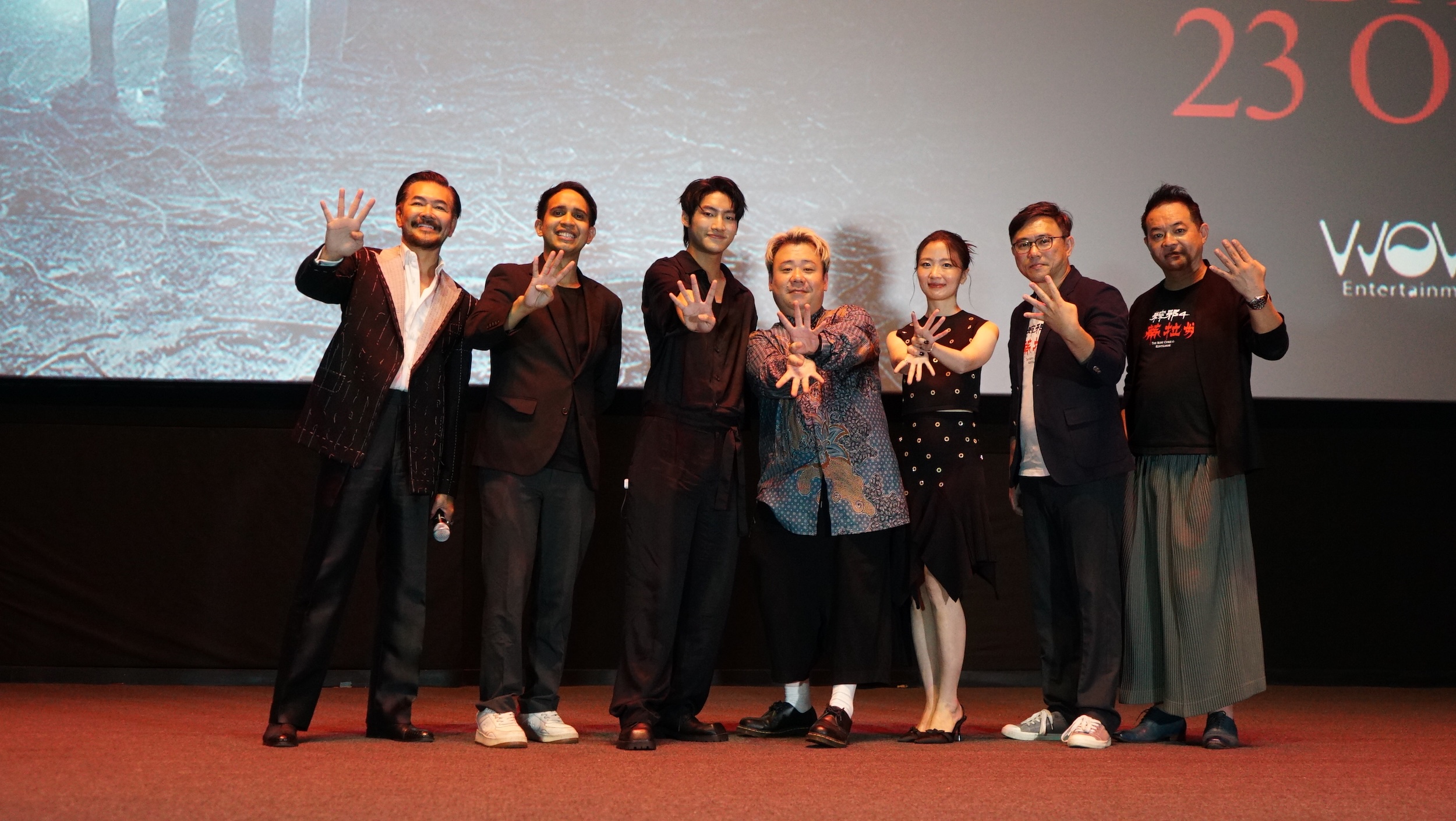 《粽邪4:坤蒂拉娜》前進印尼宣傳,監製鄒介中(左起)、導演廖士涵、演員許安植、劉國劭、胡語恆與印尼演員Ferry Salim、Andovi da Lopez齊聚雅加達首映會,許安植(右三)以流利印尼語自我介紹,炒熱現場氣氛。(華影提供)
