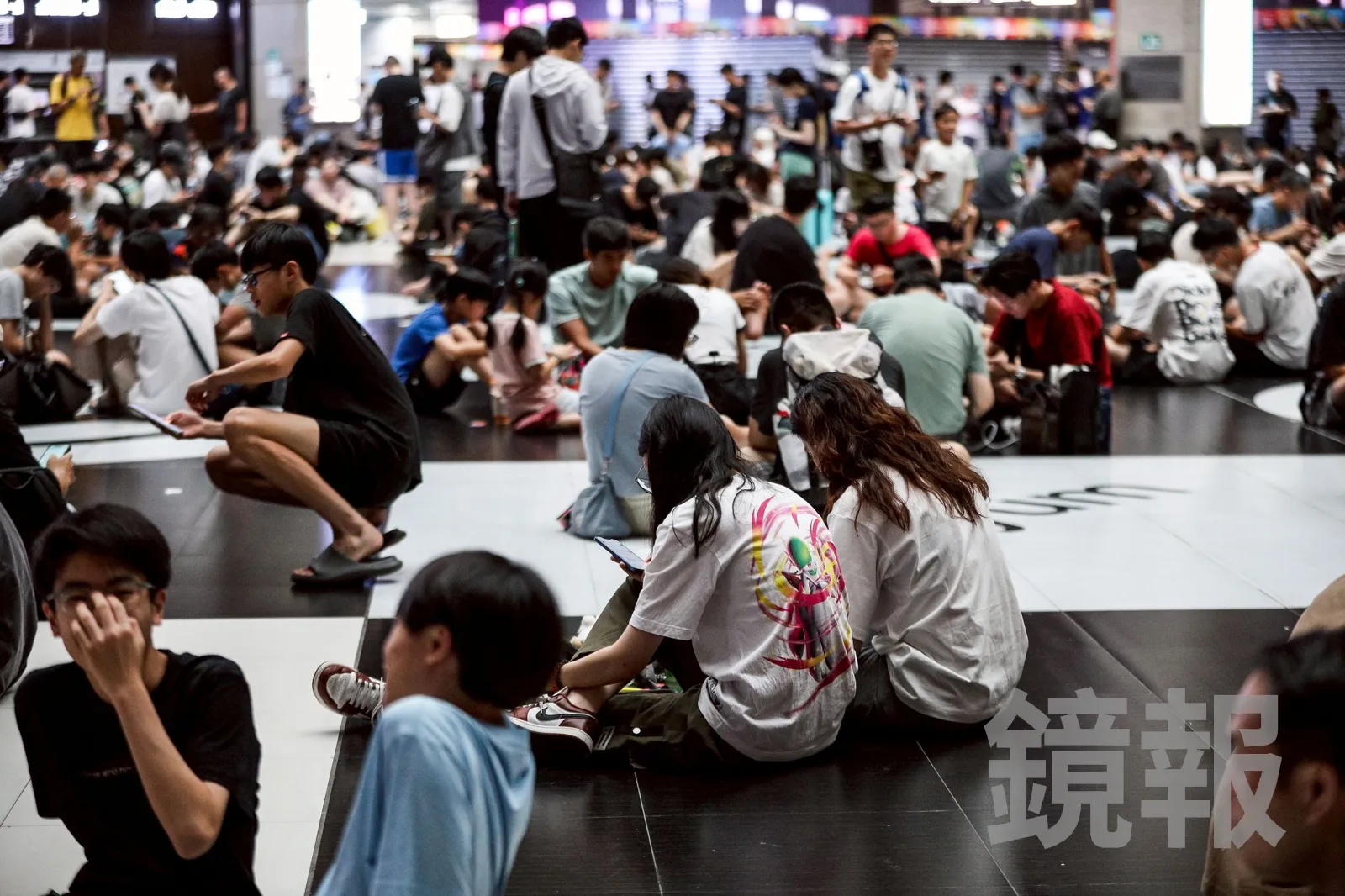 北車大廳、走道聚集大批《Pokémon GO》玩家。(鏡報提供,攝影鄒保祥)