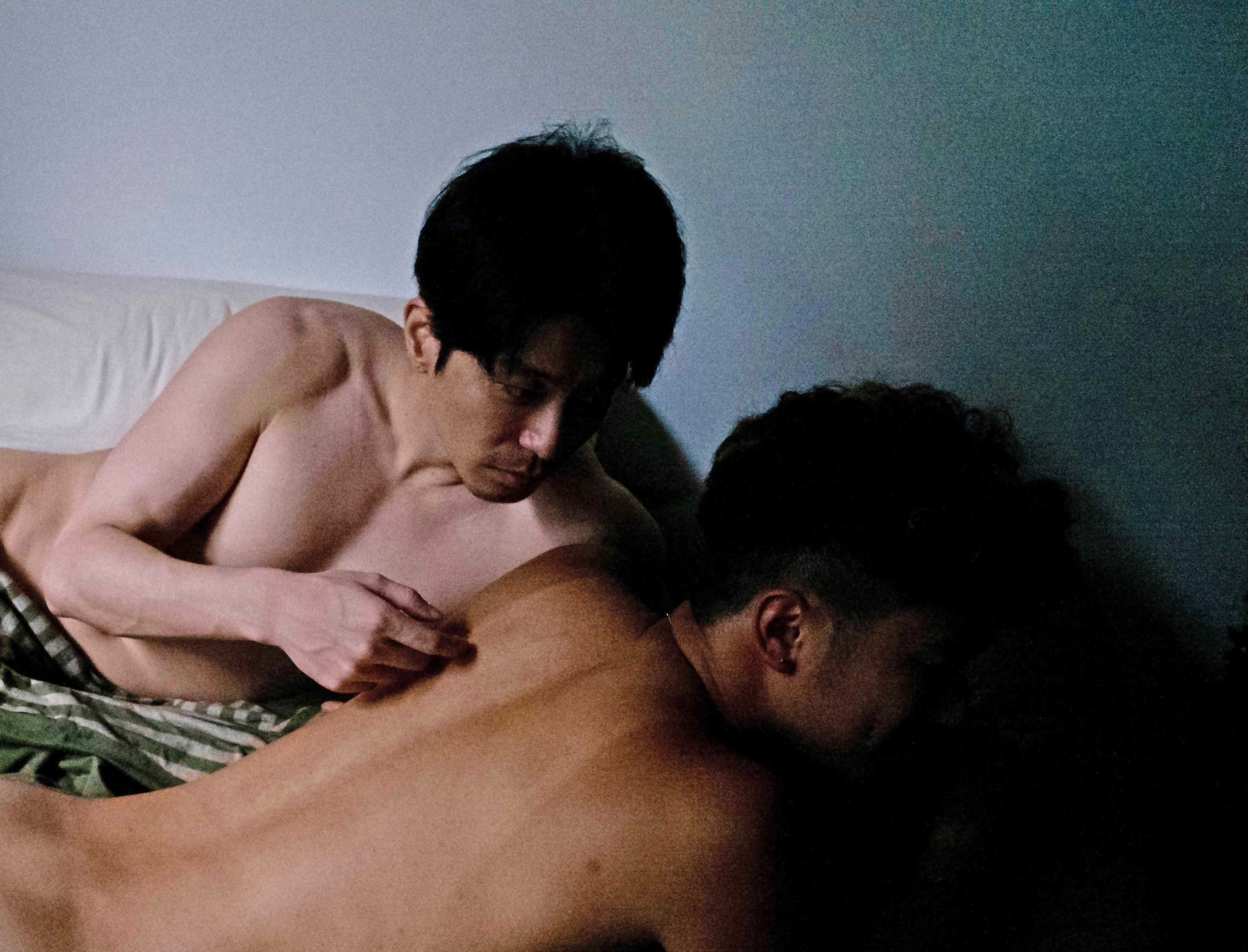 侯彥西片中首度挑戰男男吻,笑稱親男生感覺複雜卻意外好親。(光年映畫提供)