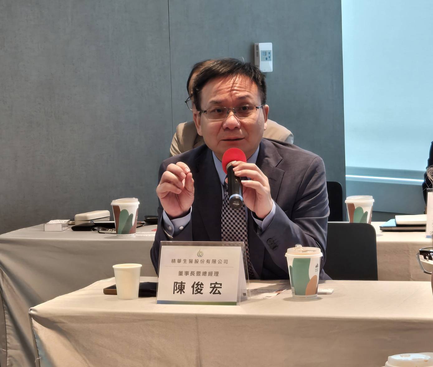 精華生醫(7806)董事長陳俊宏指出,保健食品市場已從製造走向產品開發,精華生醫累積逾1,000項配方,每年開發約100項新配方,提供從原料、配方、製造到法規的一站式CDMO服務。