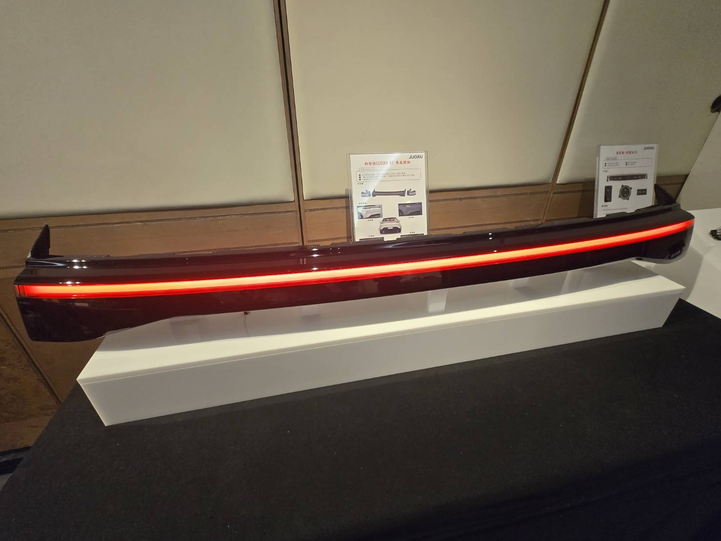 隨汽車照明朝智慧化發展,儒億目前已具備AFS主動轉向式頭燈及ADB自適應式遠光頭燈製造能力。