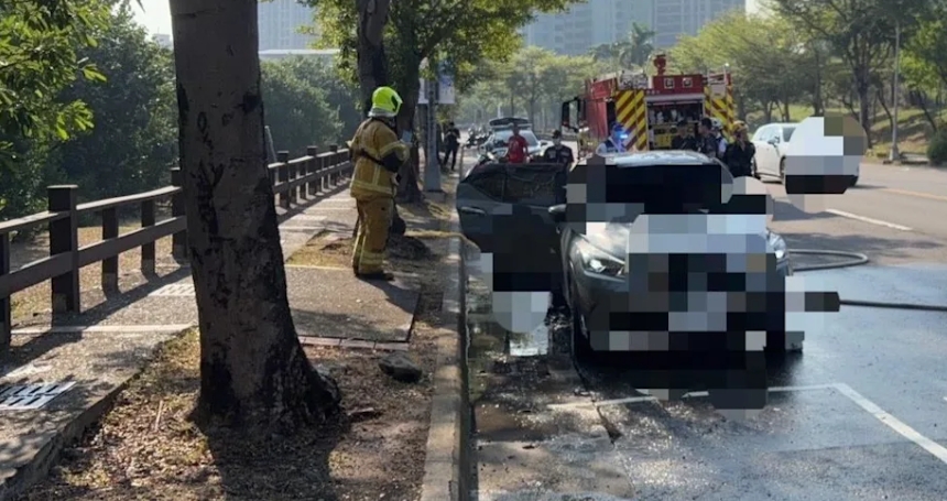 高雄市三民區十全三路16日上午發生一起嚴重火燒車命案,消防人員撲滅火勢後於車內正、副駕駛座發現2具焦屍。(翻攝畫面)