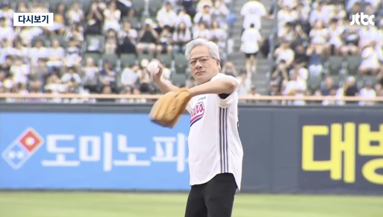 黃仁勳在韓國為斗山熊隊開球,架勢十足。(截圖自jtbc YT)