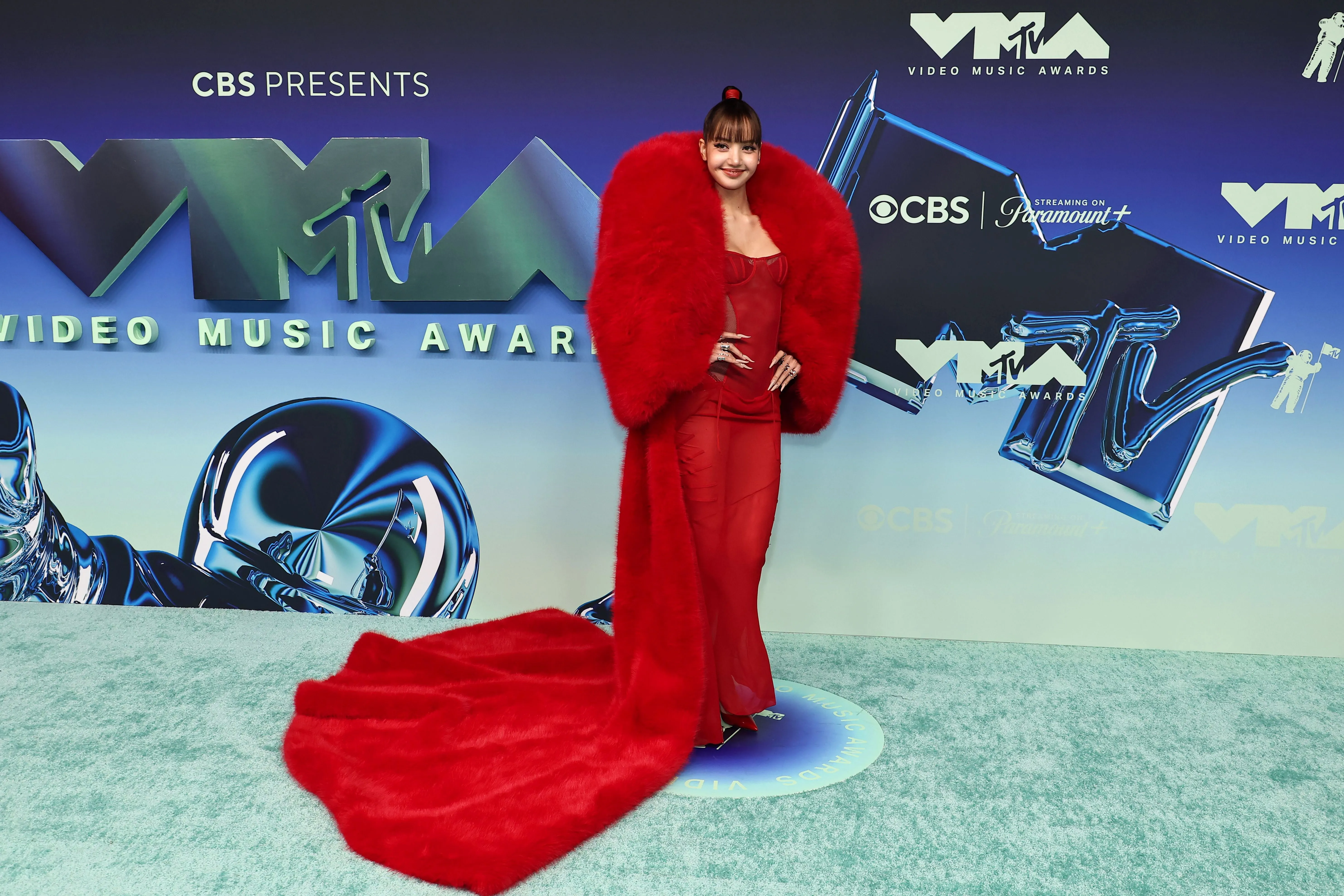 LISA紅外套超搶眼　MTV音樂錄影帶紅毯爭霸