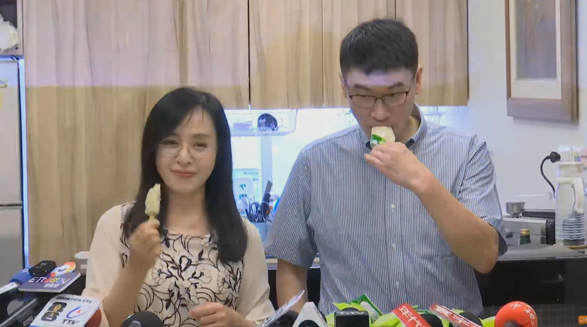 陳瑩(左)邀請梁文傑品嚐台東鳳梨釋迦冰棒。(資料畫面)