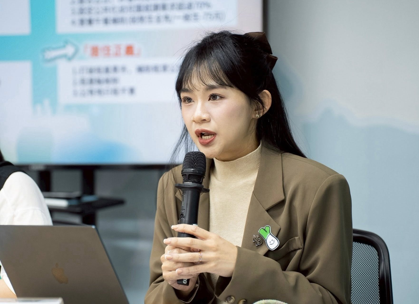 民眾黨發言人怒轟李貞秀,「謊話連篇、不要臉」。(翻攝自張彤臉書)