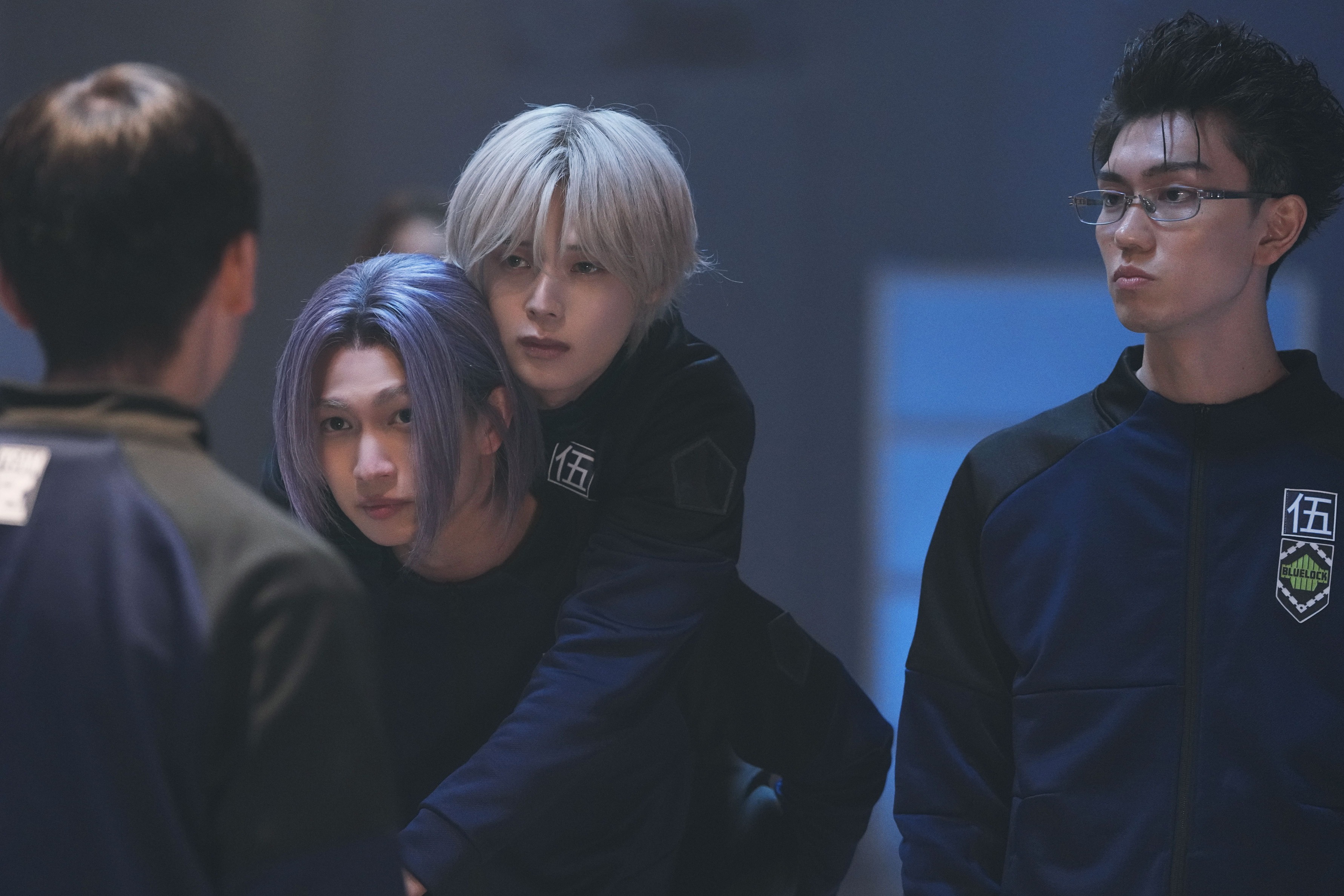 &TEAM成員K(右二)首度參演《藍色監獄》真人版電影,飾演超人氣角色凪誠士郎。(甲上娛樂提供)