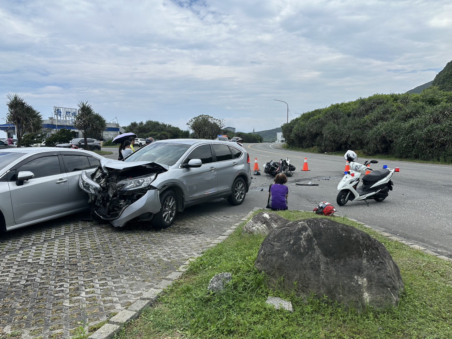 75歲的李姓老翁駕車行經台2線欲左轉進入停車場,與對向紅牌重機發生擦撞,造成騎士送醫宣告不治。(翻攝畫面)