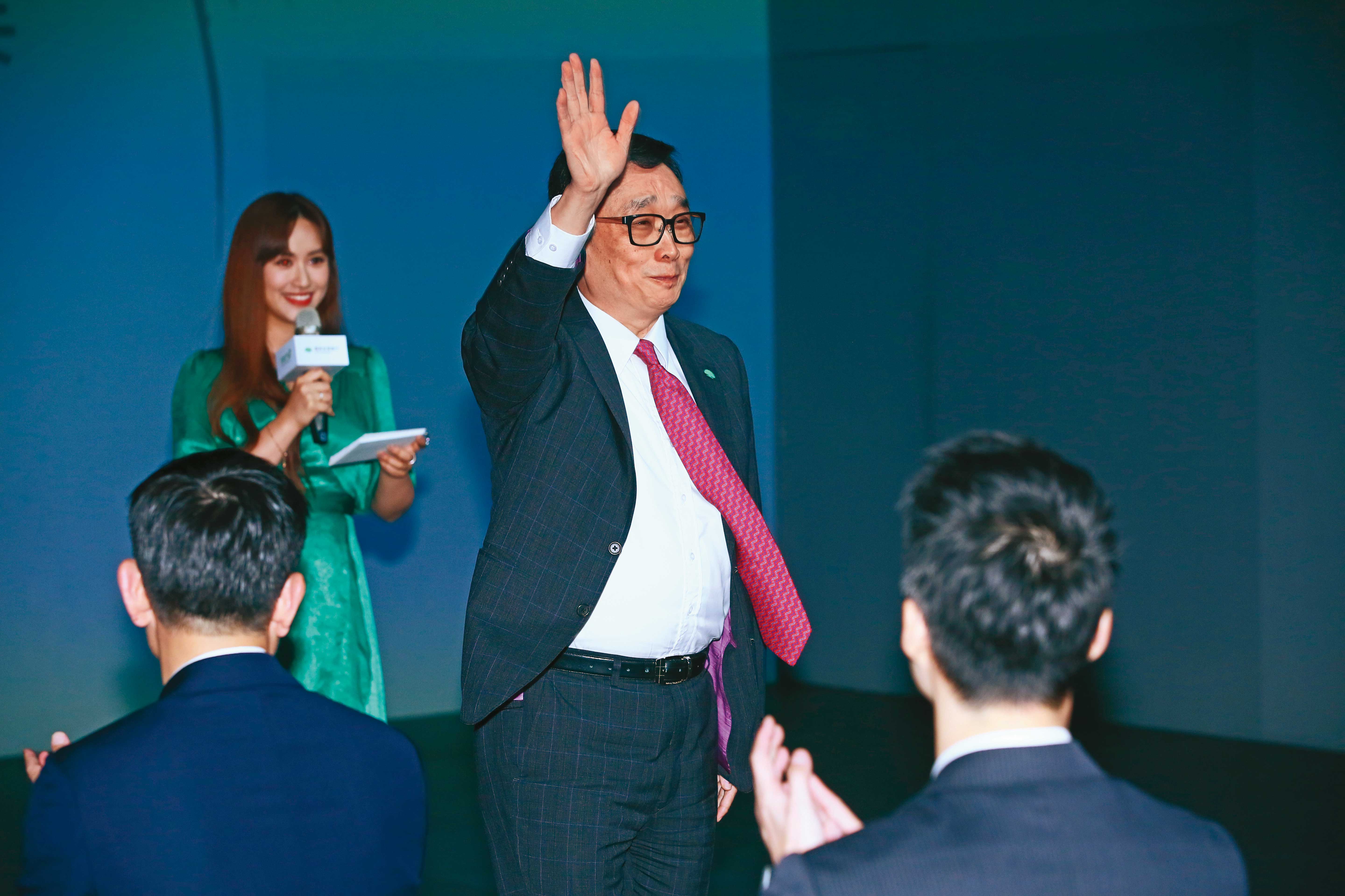 2017年郭明鑑(右)接任國泰世華銀行董事長。