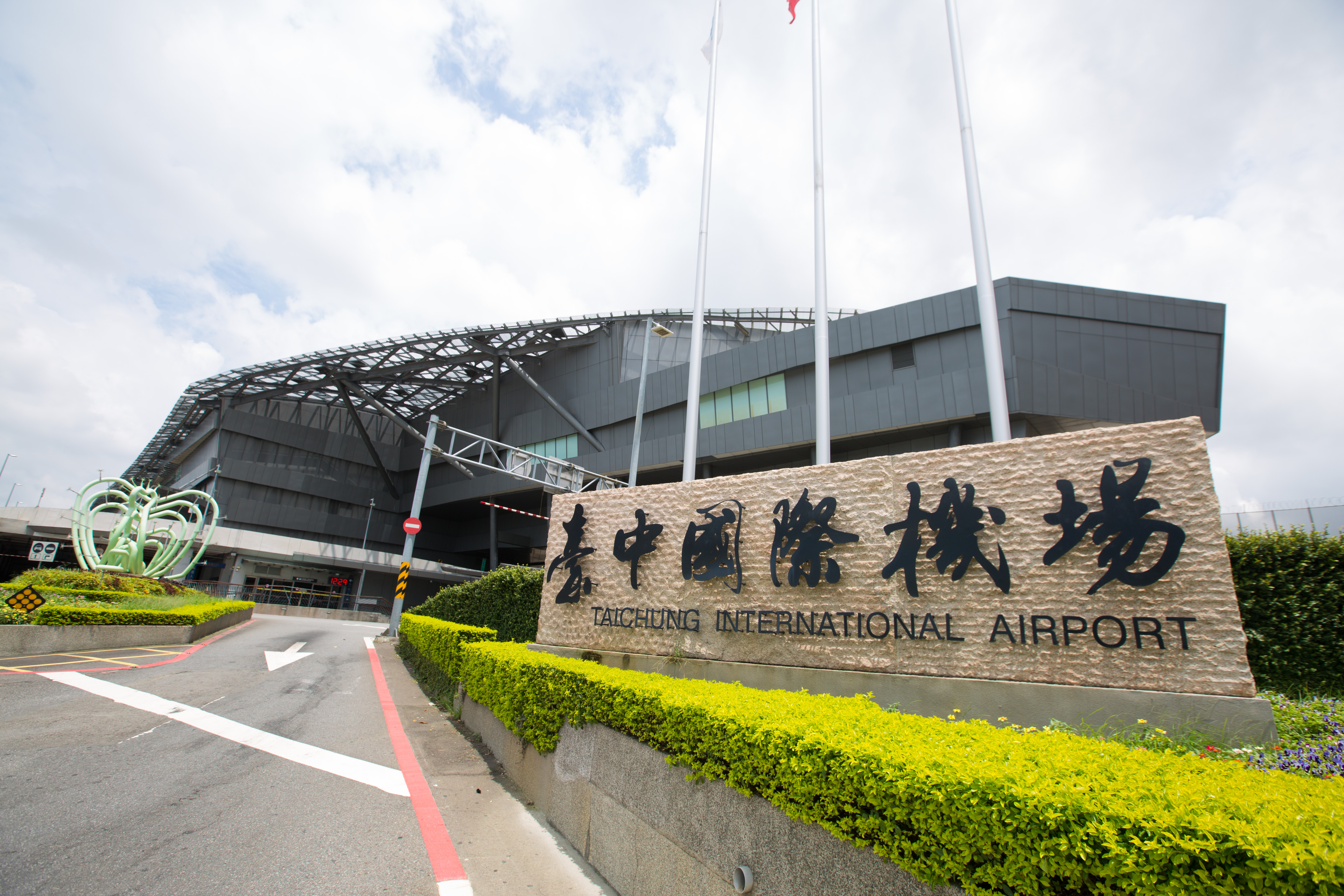 台中國際機場大廳有2名旅客在超商因關東煮排隊問題互嗆,航警到處勸阻,最終兩人互不提告。(本刊資料照)