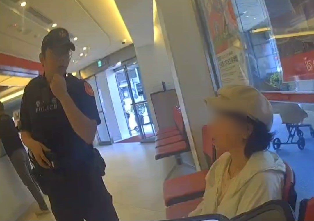 婦人疑遭網路交友對象誘騙投資,所幸銀行行員察覺異常通報警方,及時阻止匯款。(大同警分局提供)